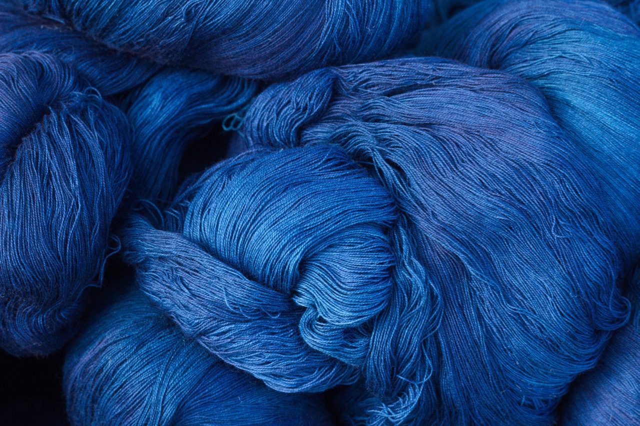 Indigo-dyed yarn for diamond-snapped denim shirt